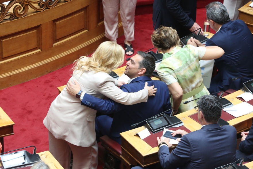 Βουλή: Το Twitter έκανε «πάρτι» με την ορκωμοσία των 300 - Δείτε φωτογραφίες