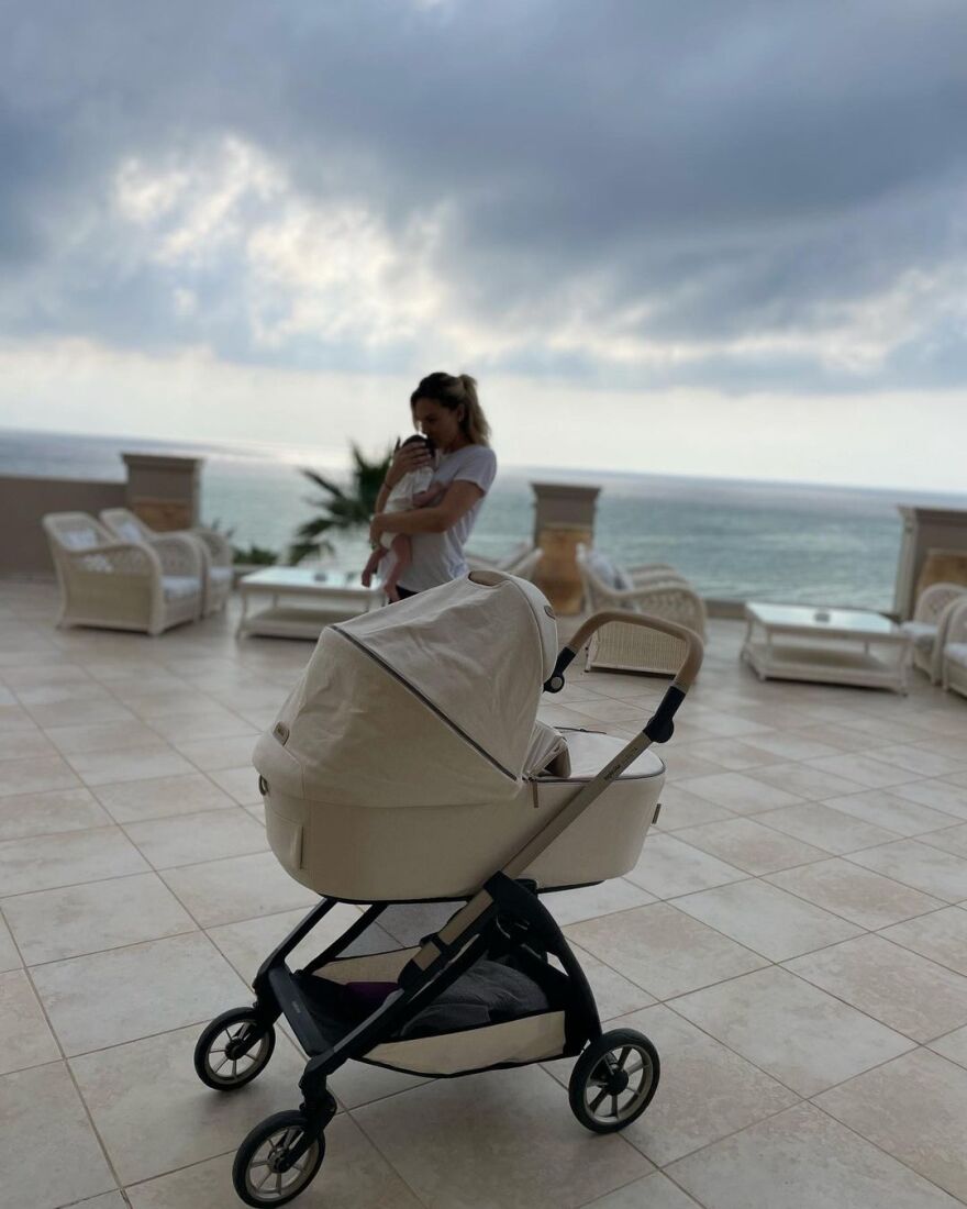 Φωτογραφίες: Η Ιωάννα Μαλέσκου στις πρώτες της διακοπές με τη δύο μηνών κόρη της