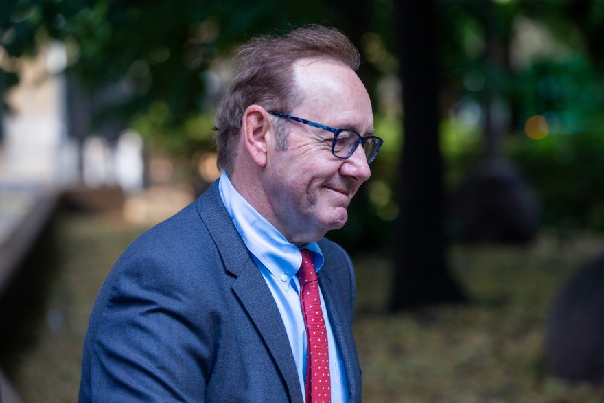 «Ο Κέβιν Σπέισι μοιάζει με τον χαρακτήρα που υποδύθηκε στο Se7en» λέει άντρας που κατηγορεί τον ηθοποιό για σεξουαλική επίθεση