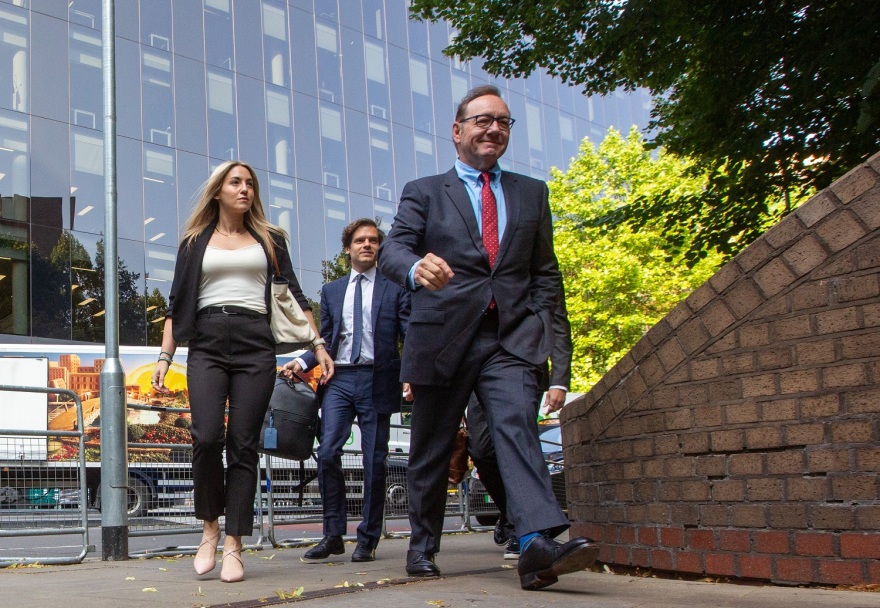 «Ο Κέβιν Σπέισι μοιάζει με τον χαρακτήρα που υποδύθηκε στο Se7en» λέει άντρας που κατηγορεί τον ηθοποιό για σεξουαλική επίθεση