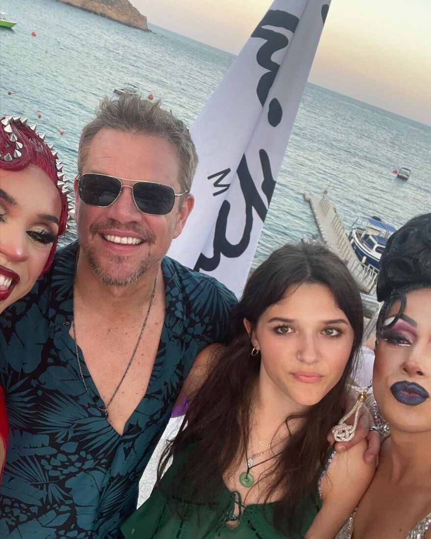 Ματ Ντέιμον και αδερφοί Χέμσγουορθ απολαμβάνουν πάρτι στη Μύκονο με drag queens