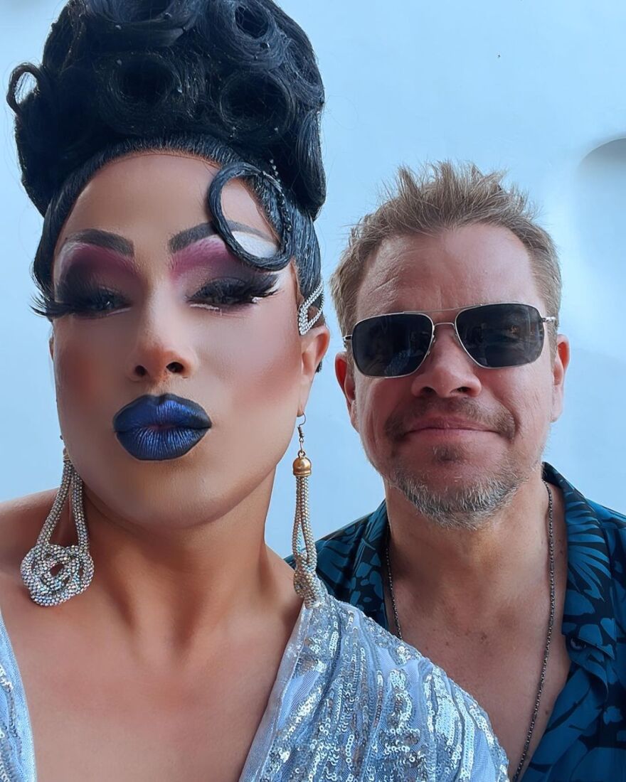 Ματ Ντέιμον και αδερφοί Χέμσγουορθ απολαμβάνουν πάρτι στη Μύκονο με drag queens