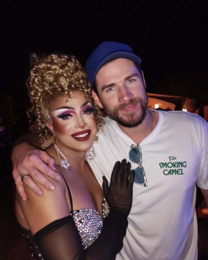 Ματ Ντέιμον και αδερφοί Χέμσγουορθ απολαμβάνουν πάρτι στη Μύκονο με drag queens