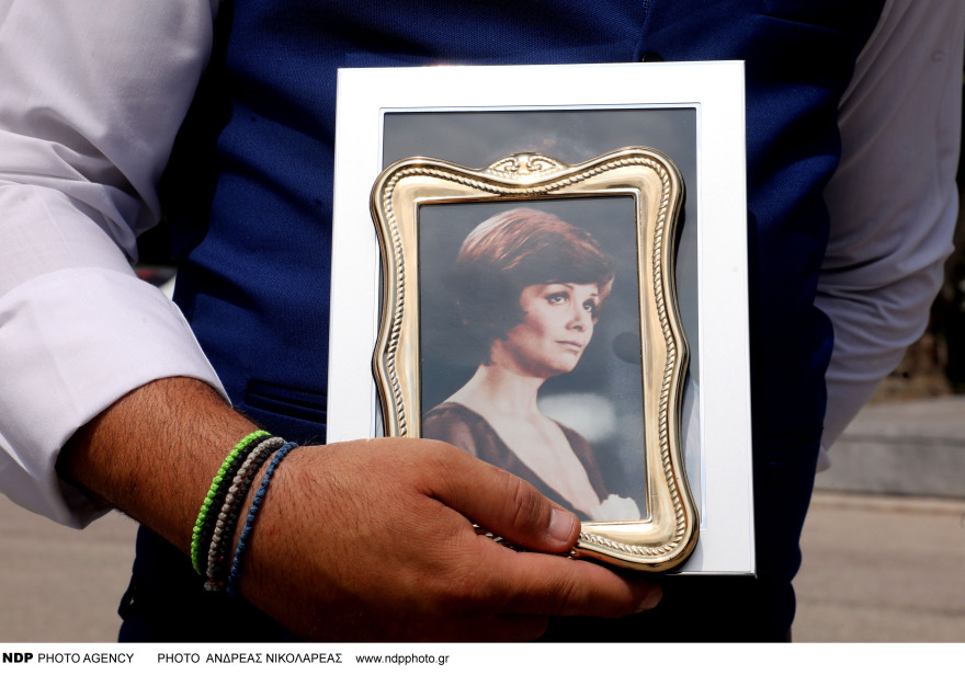 Άντζελα Ζήλεια: Θλίψη στο τελευταίο «αντίο» 