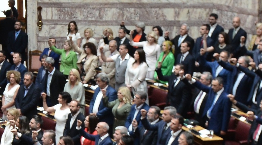 Βουλή: Με πολιτικό όρκο η Ζωή Κωνσταντοπούλου και με θρησκευτικό ο Διαμαντής Καραναστάσης