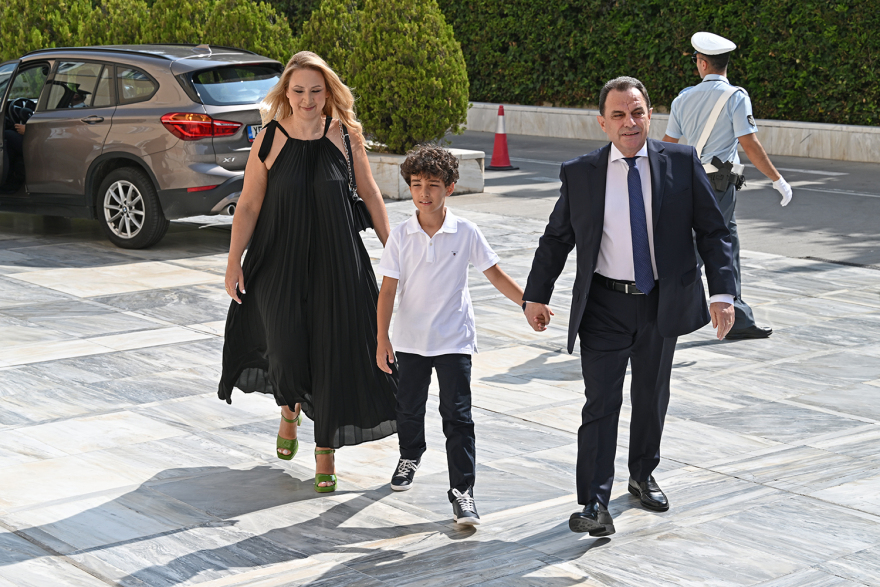 Βουλή: Το Twitter έκανε «πάρτι» με την ορκωμοσία των 300 - Δείτε φωτογραφίες