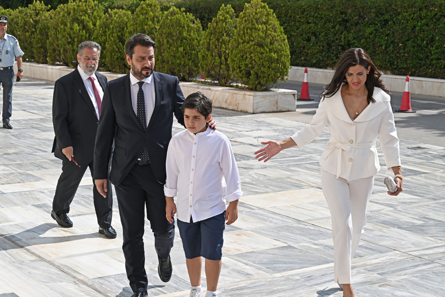 Βουλή: Το Twitter έκανε «πάρτι» με την ορκωμοσία των 300 - Δείτε φωτογραφίες