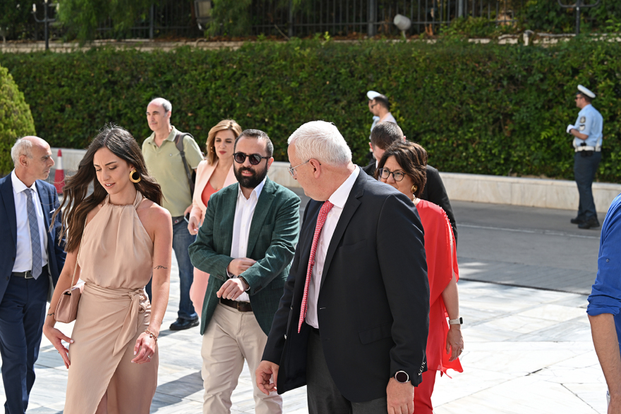 Βουλή: Το Twitter έκανε «πάρτι» με την ορκωμοσία των 300 - Δείτε φωτογραφίες