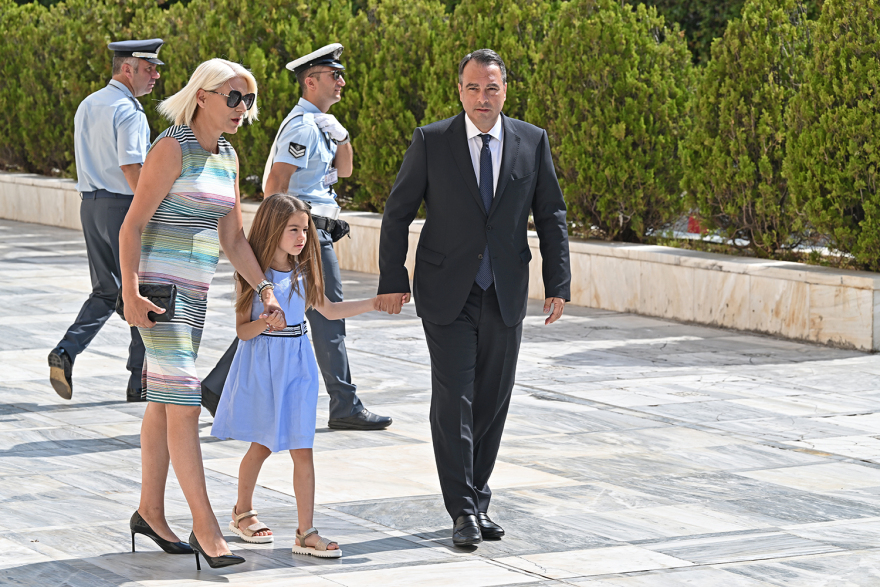 Βουλή: Το Twitter έκανε «πάρτι» με την ορκωμοσία των 300 - Δείτε φωτογραφίες