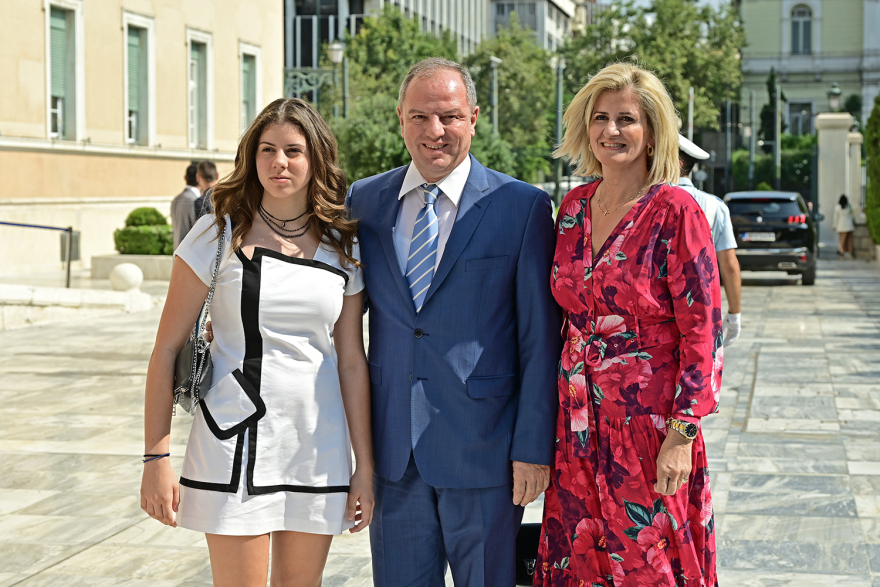 Βουλή: Το Twitter έκανε «πάρτι» με την ορκωμοσία των 300 - Δείτε φωτογραφίες