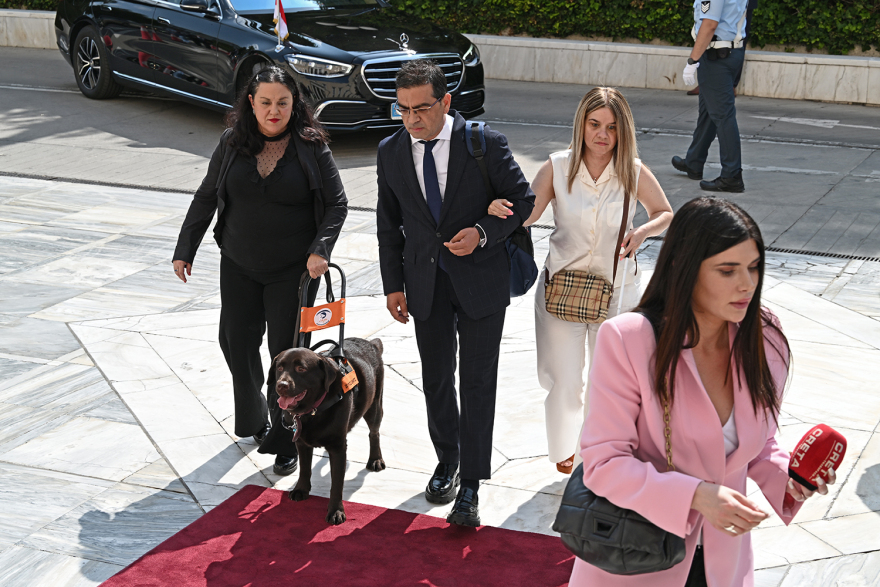 Βουλή: Το Twitter έκανε «πάρτι» με την ορκωμοσία των 300 - Δείτε φωτογραφίες