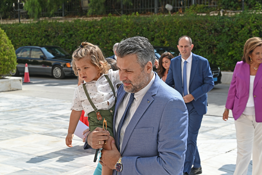 Βουλή: Το Twitter έκανε «πάρτι» με την ορκωμοσία των 300 - Δείτε φωτογραφίες