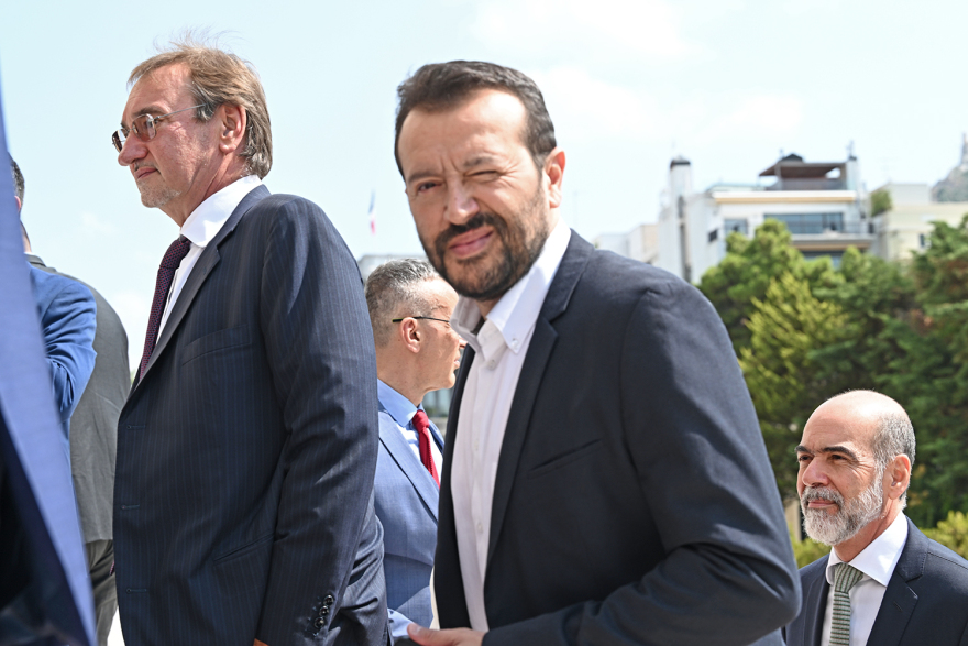 Βουλή: Το Twitter έκανε «πάρτι» με την ορκωμοσία των 300 - Δείτε φωτογραφίες