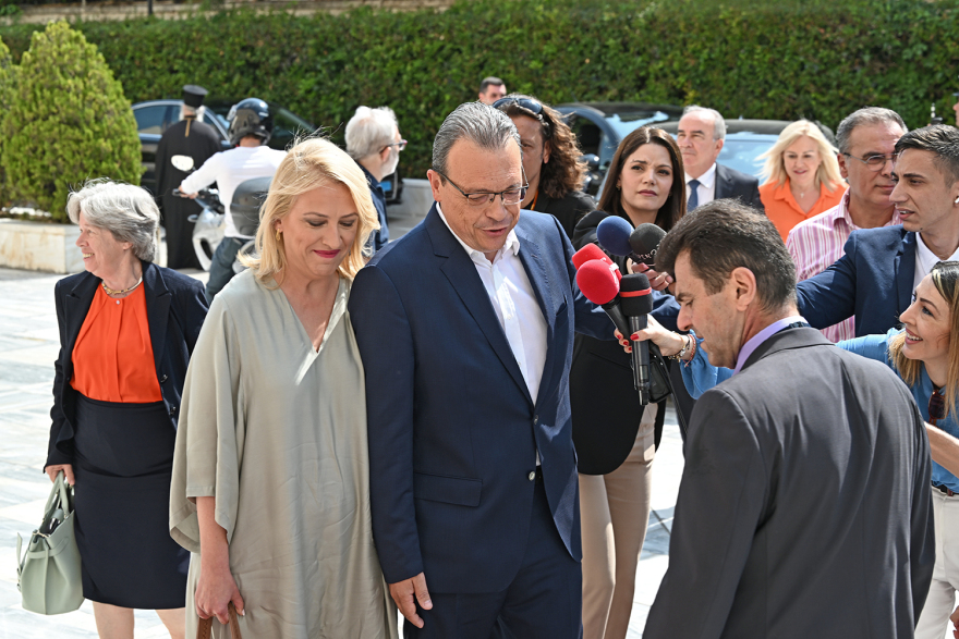 Βουλή: Το Twitter έκανε «πάρτι» με την ορκωμοσία των 300 - Δείτε φωτογραφίες