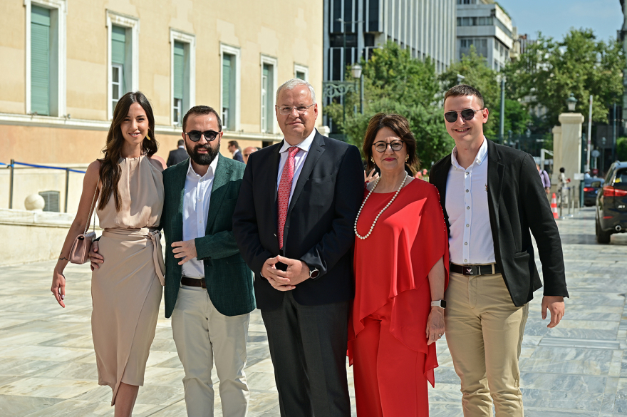 Βουλή: Το Twitter έκανε «πάρτι» με την ορκωμοσία των 300 - Δείτε φωτογραφίες