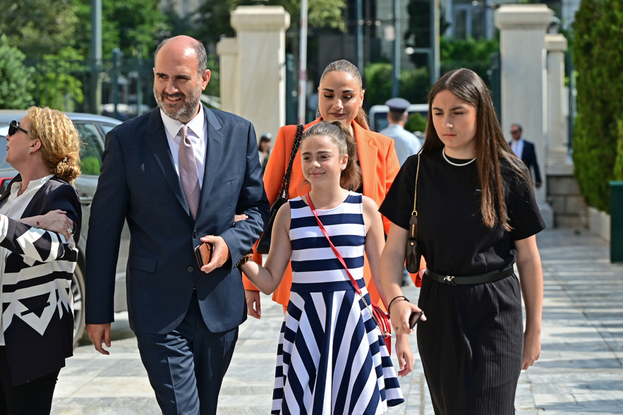 Βουλή: Το Twitter έκανε «πάρτι» με την ορκωμοσία των 300 - Δείτε φωτογραφίες