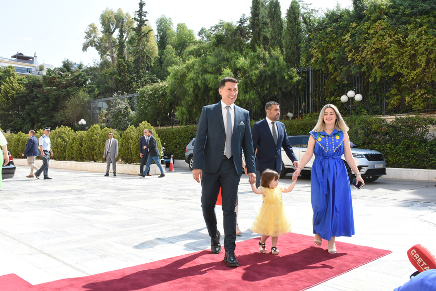 Βουλή: Το Twitter έκανε «πάρτι» με την ορκωμοσία των 300 - Δείτε φωτογραφίες