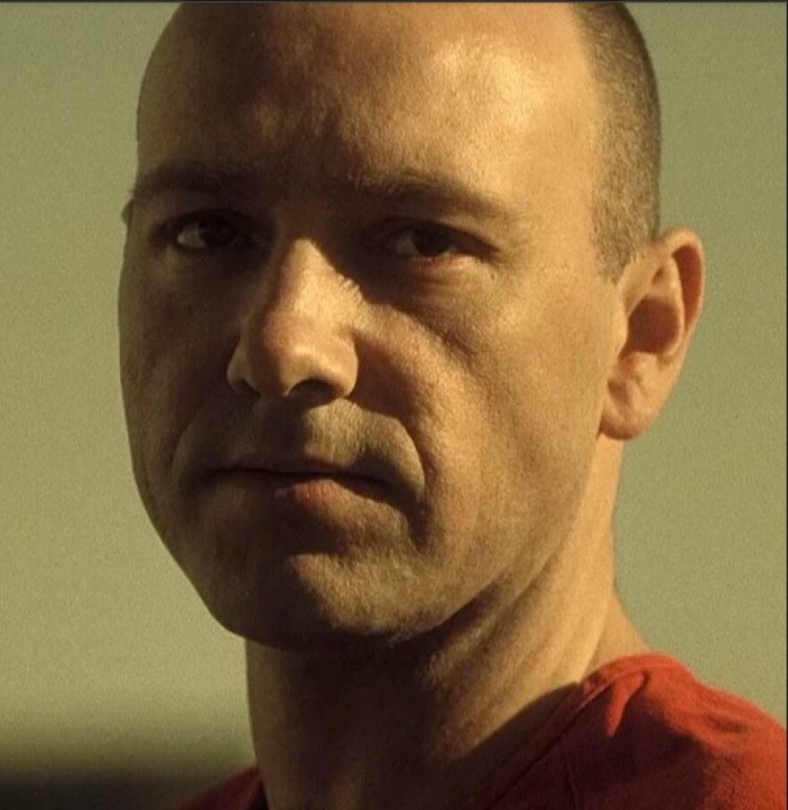 «Ο Κέβιν Σπέισι μοιάζει με τον χαρακτήρα που υποδύθηκε στο Se7en» λέει άντρας που κατηγορεί τον ηθοποιό για σεξουαλική επίθεση