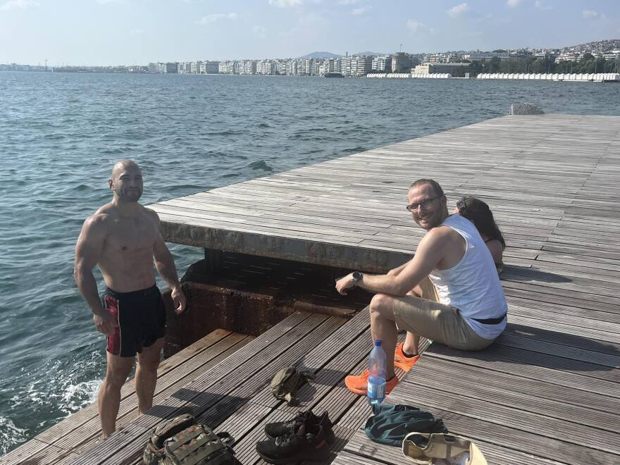 Θεσσαλονίκη: Γερμανοί τουρίστες δροσίζονται με... μακροβούτια στον Θερμαϊκό (βίντεο και φωτογραφίες)