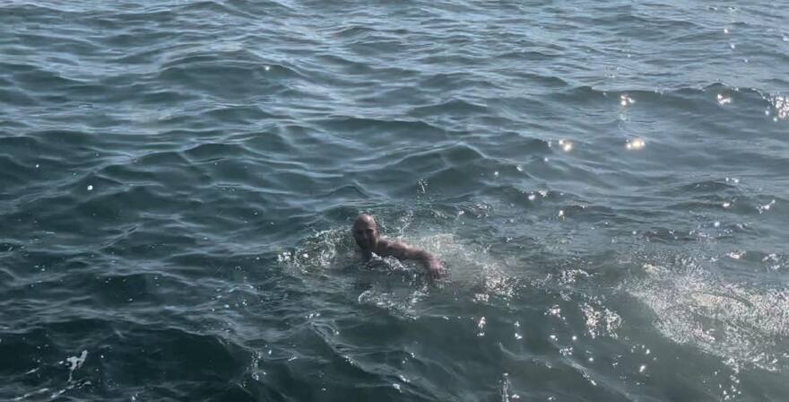 Θεσσαλονίκη: Γερμανοί τουρίστες δροσίζονται με... μακροβούτια στον Θερμαϊκό (βίντεο και φωτογραφίες)