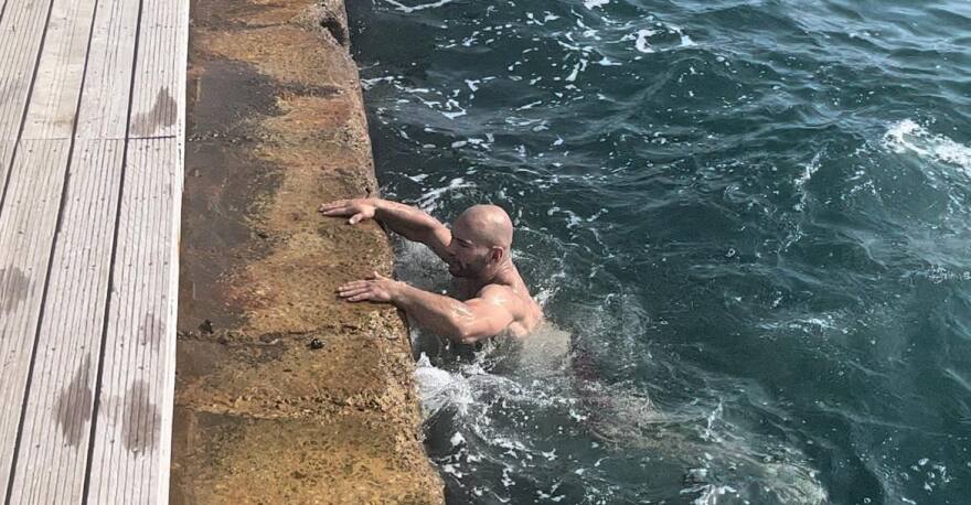 Θεσσαλονίκη: Γερμανοί τουρίστες δροσίζονται με... μακροβούτια στον Θερμαϊκό (βίντεο και φωτογραφίες)