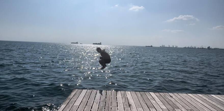 Θεσσαλονίκη: Γερμανοί τουρίστες δροσίζονται με... μακροβούτια στον Θερμαϊκό (βίντεο και φωτογραφίες)