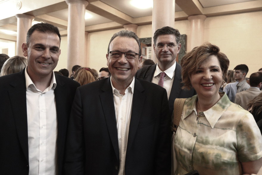 Βουλή: Χαμόγελα και συγκίνηση στο εντευκτήριο του Κοινοβουλίου μετά την ορκωμοσία των βουλευτών