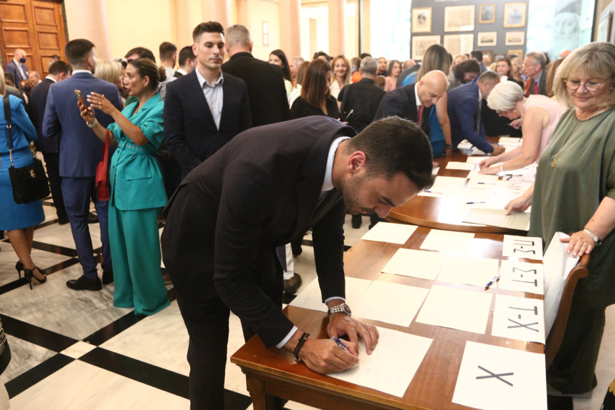 Βουλή: Χαμόγελα και συγκίνηση στο εντευκτήριο του Κοινοβουλίου μετά την ορκωμοσία των βουλευτών