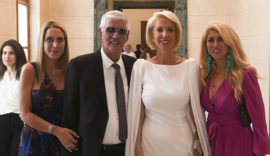 Βουλή: Χαμόγελα και συγκίνηση στο εντευκτήριο του Κοινοβουλίου μετά την ορκωμοσία των βουλευτών