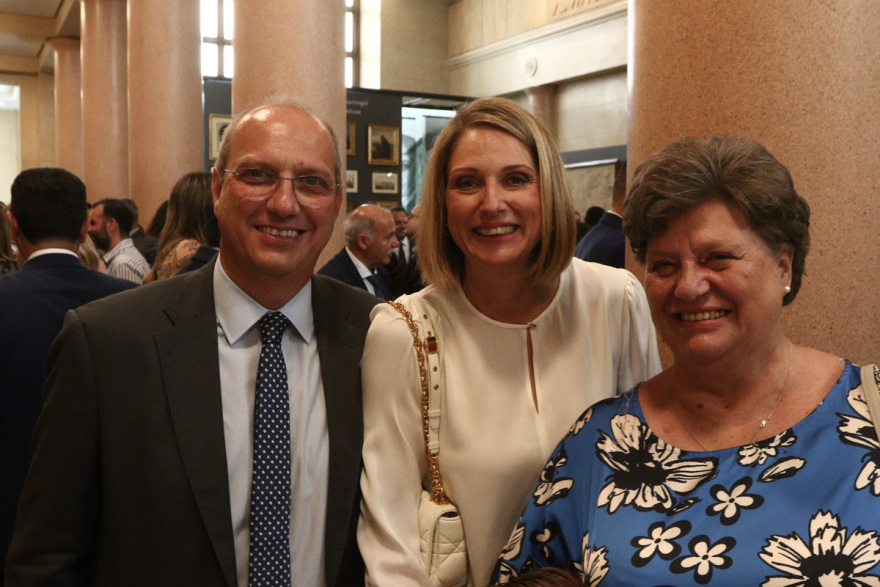 Βουλή: Χαμόγελα και συγκίνηση στο εντευκτήριο του Κοινοβουλίου μετά την ορκωμοσία των βουλευτών