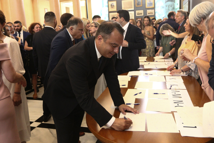 Βουλή: Χαμόγελα και συγκίνηση στο εντευκτήριο του Κοινοβουλίου μετά την ορκωμοσία των βουλευτών