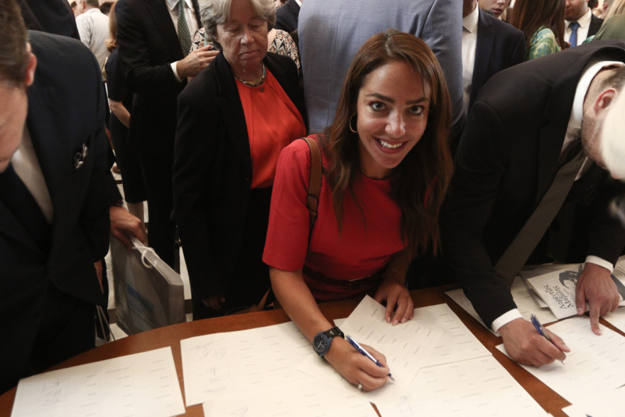 Βουλή: Χαμόγελα και συγκίνηση στο εντευκτήριο του Κοινοβουλίου μετά την ορκωμοσία των βουλευτών