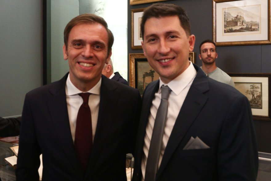 Βουλή: Χαμόγελα και συγκίνηση στο εντευκτήριο του Κοινοβουλίου μετά την ορκωμοσία των βουλευτών