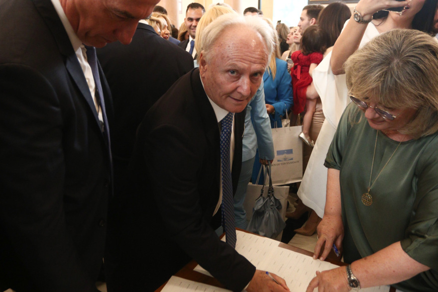 Βουλή: Χαμόγελα και συγκίνηση στο εντευκτήριο του Κοινοβουλίου μετά την ορκωμοσία των βουλευτών