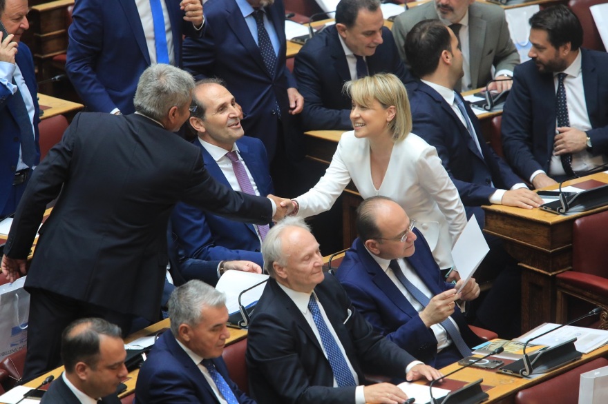 Βουλή: Το Twitter έκανε «πάρτι» με την ορκωμοσία των 300 - Δείτε φωτογραφίες