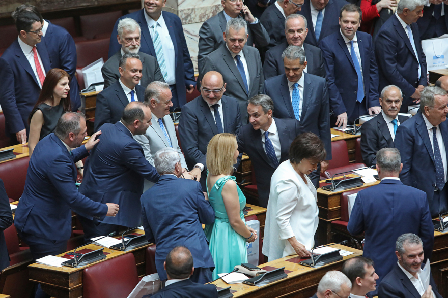 Βουλή: Το Twitter έκανε «πάρτι» με την ορκωμοσία των 300 - Δείτε φωτογραφίες