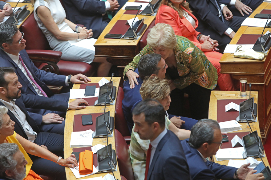 Βουλή: Το Twitter έκανε «πάρτι» με την ορκωμοσία των 300 - Δείτε φωτογραφίες