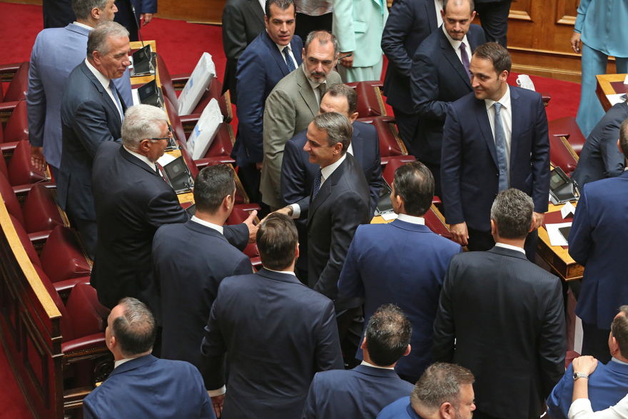 Βουλή: Το Twitter έκανε «πάρτι» με την ορκωμοσία των 300 - Δείτε φωτογραφίες