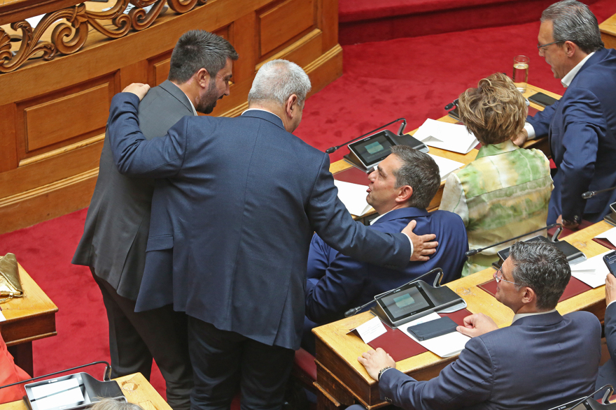 Βουλή: Το Twitter έκανε «πάρτι» με την ορκωμοσία των 300 - Δείτε φωτογραφίες