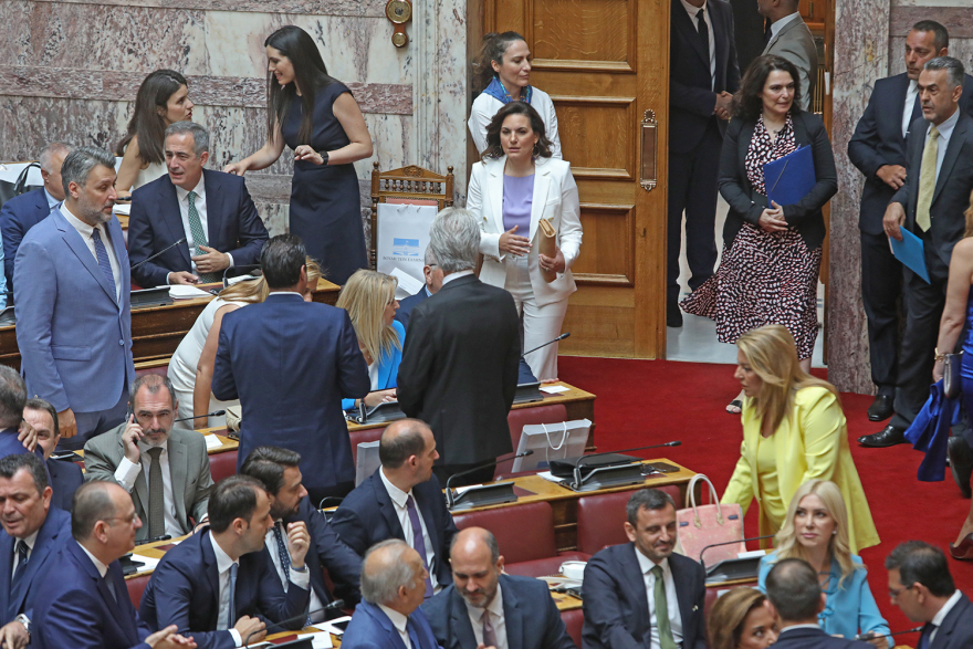 Βουλή: Το Twitter έκανε «πάρτι» με την ορκωμοσία των 300 - Δείτε φωτογραφίες