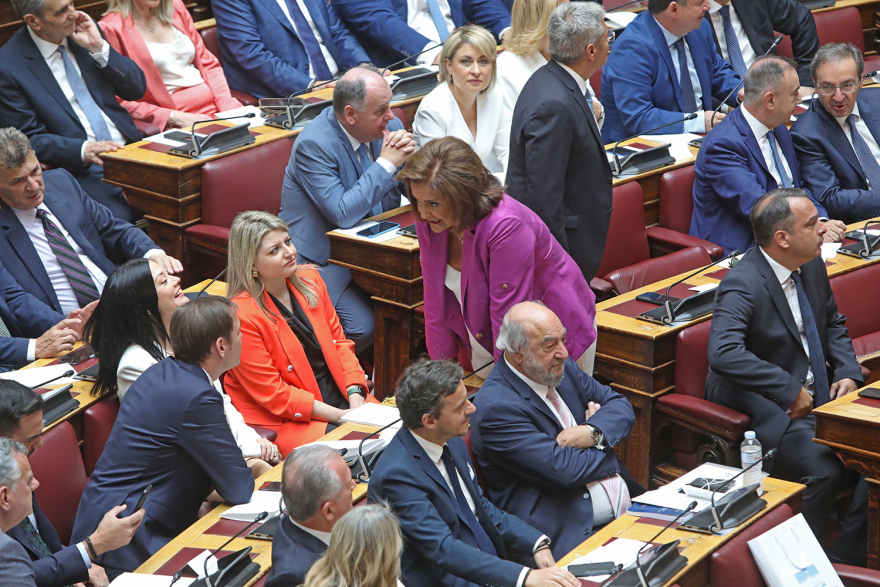 Βουλή: Το Twitter έκανε «πάρτι» με την ορκωμοσία των 300 - Δείτε φωτογραφίες