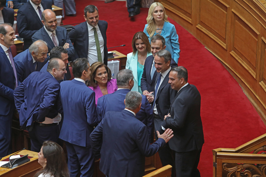 Βουλή: Το Twitter έκανε «πάρτι» με την ορκωμοσία των 300 - Δείτε φωτογραφίες