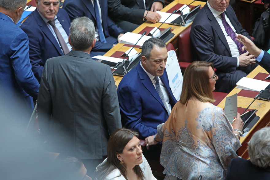 Βουλή: Το Twitter έκανε «πάρτι» με την ορκωμοσία των 300 - Δείτε φωτογραφίες