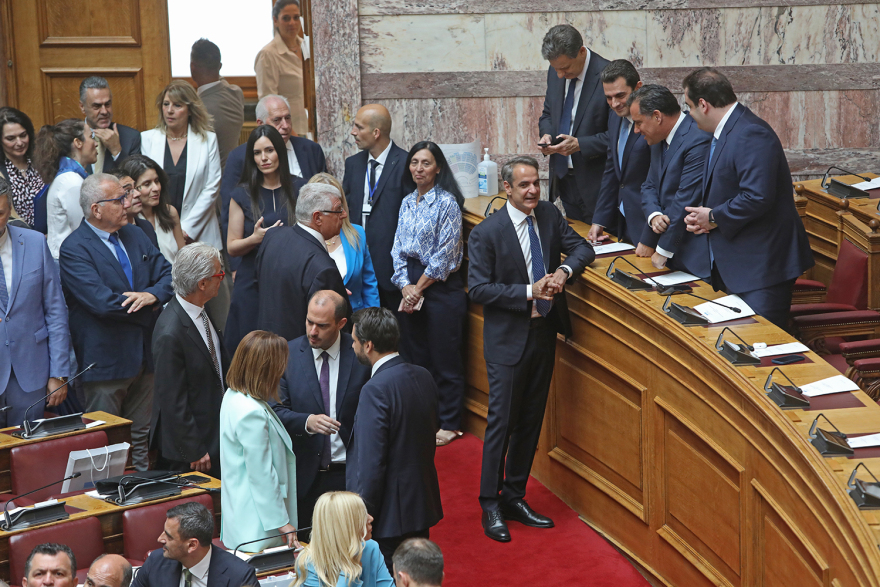 Βουλή: Το Twitter έκανε «πάρτι» με την ορκωμοσία των 300 - Δείτε φωτογραφίες