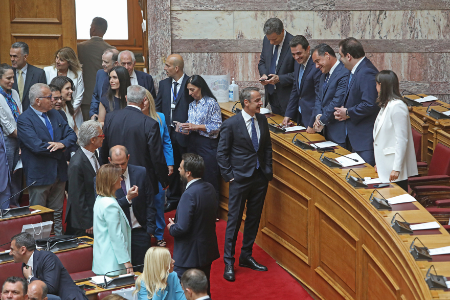 Βουλή: Το Twitter έκανε «πάρτι» με την ορκωμοσία των 300 - Δείτε φωτογραφίες