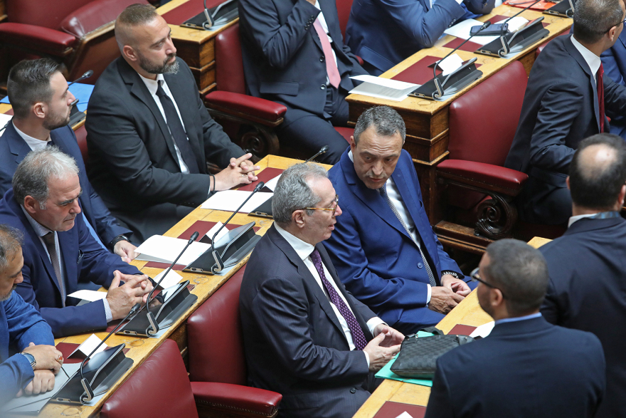 Βουλή: Το Twitter έκανε «πάρτι» με την ορκωμοσία των 300 - Δείτε φωτογραφίες