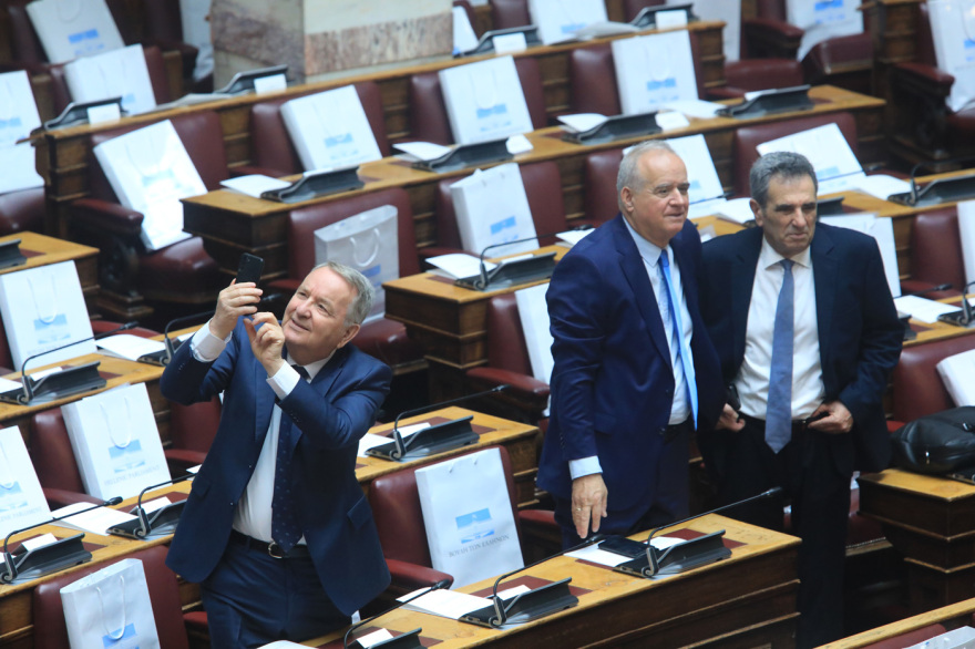 Βουλή: Το Twitter έκανε «πάρτι» με την ορκωμοσία των 300 - Δείτε φωτογραφίες