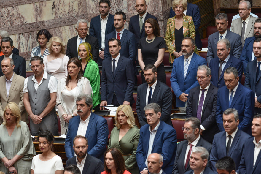 Βουλή: Το Twitter έκανε «πάρτι» με την ορκωμοσία των 300 - Δείτε φωτογραφίες