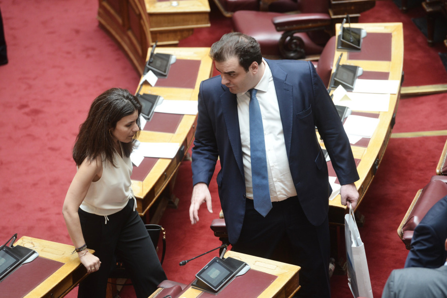 Βουλή: Το Twitter έκανε «πάρτι» με την ορκωμοσία των 300 - Δείτε φωτογραφίες