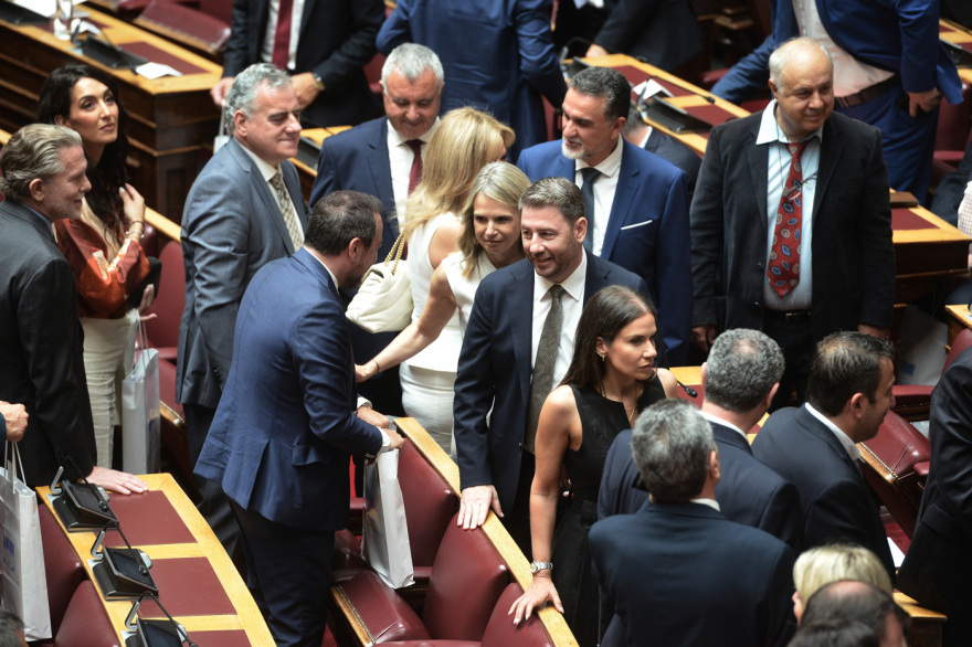 Βουλή: Το Twitter έκανε «πάρτι» με την ορκωμοσία των 300 - Δείτε φωτογραφίες